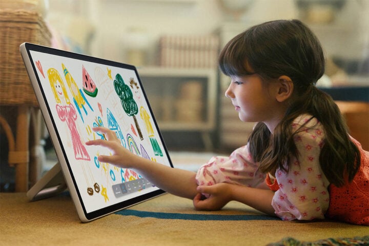 Girl using Samsung Movingstyle on floor
