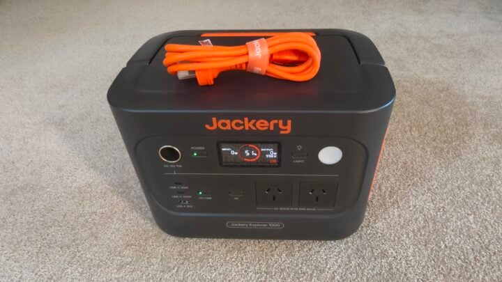 Jackery Explorer 1000 v2 box contents
