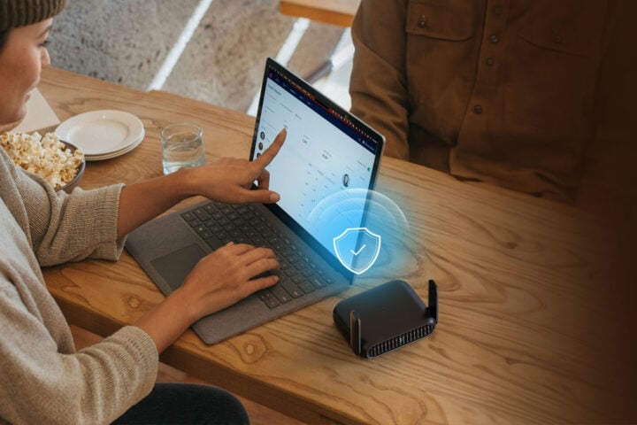 TP-Link Roam 7 connecting to a person's laptop wirelessly