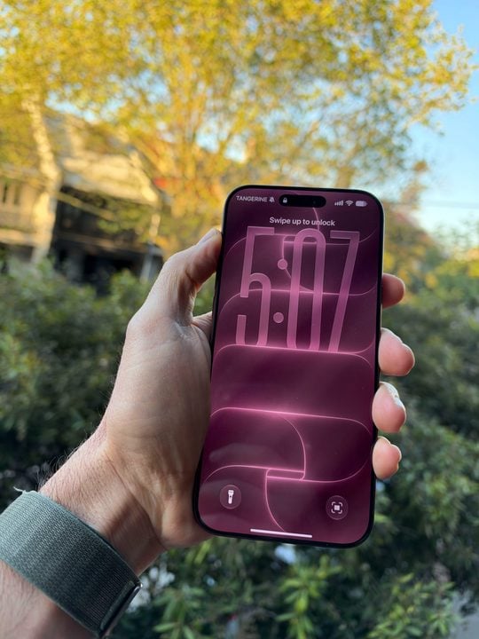 iPhone 18 Pro Max in burgundy - front