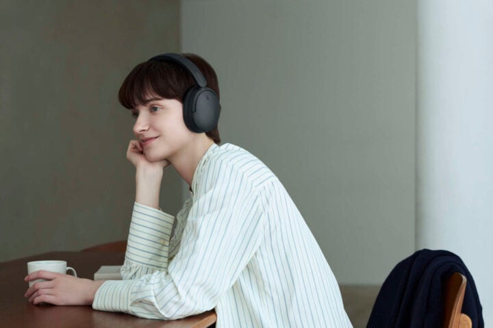 Model wearing black WH-CH730N headphones
