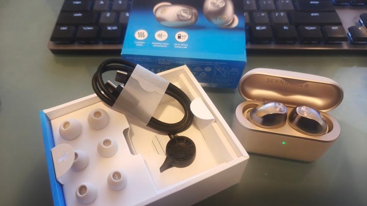 Momentum True Wireless 5 box contents