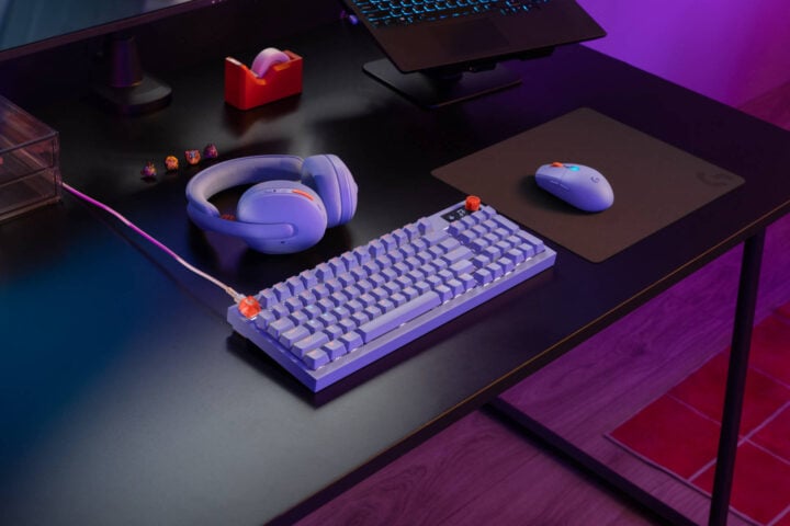 Logitech G316 X 98 G305 X Superlight G325 Lilac range on desk